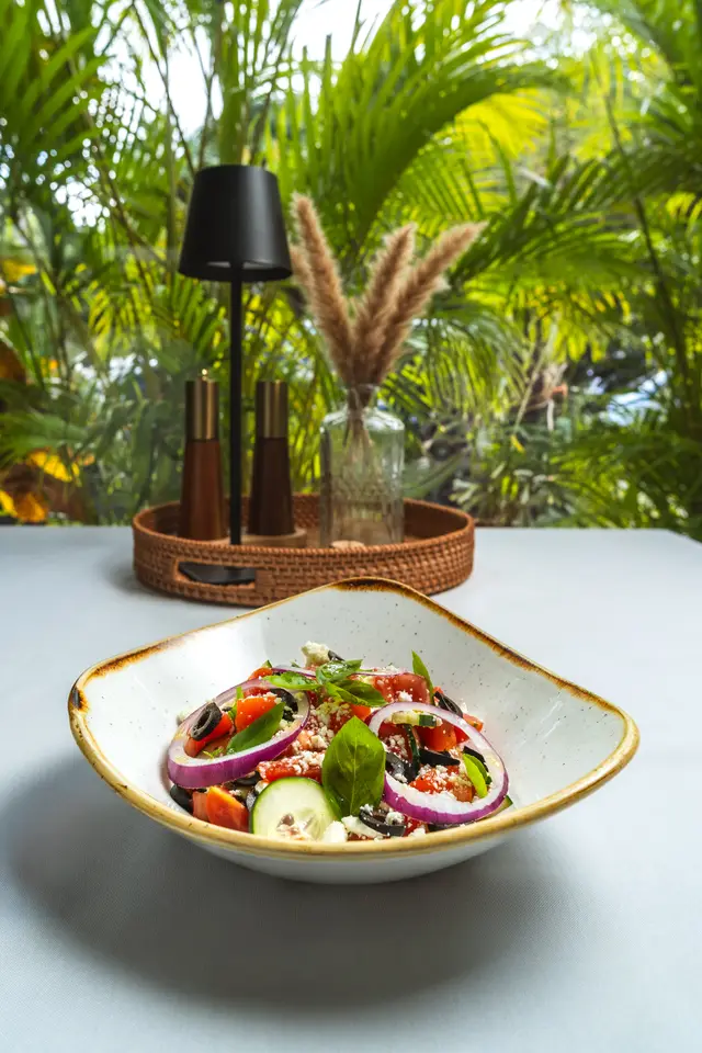 Ensalada griega con feta y aceitunas frente a la selva