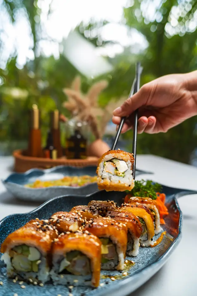 Rollo Plátano con Queso levantado con palillos