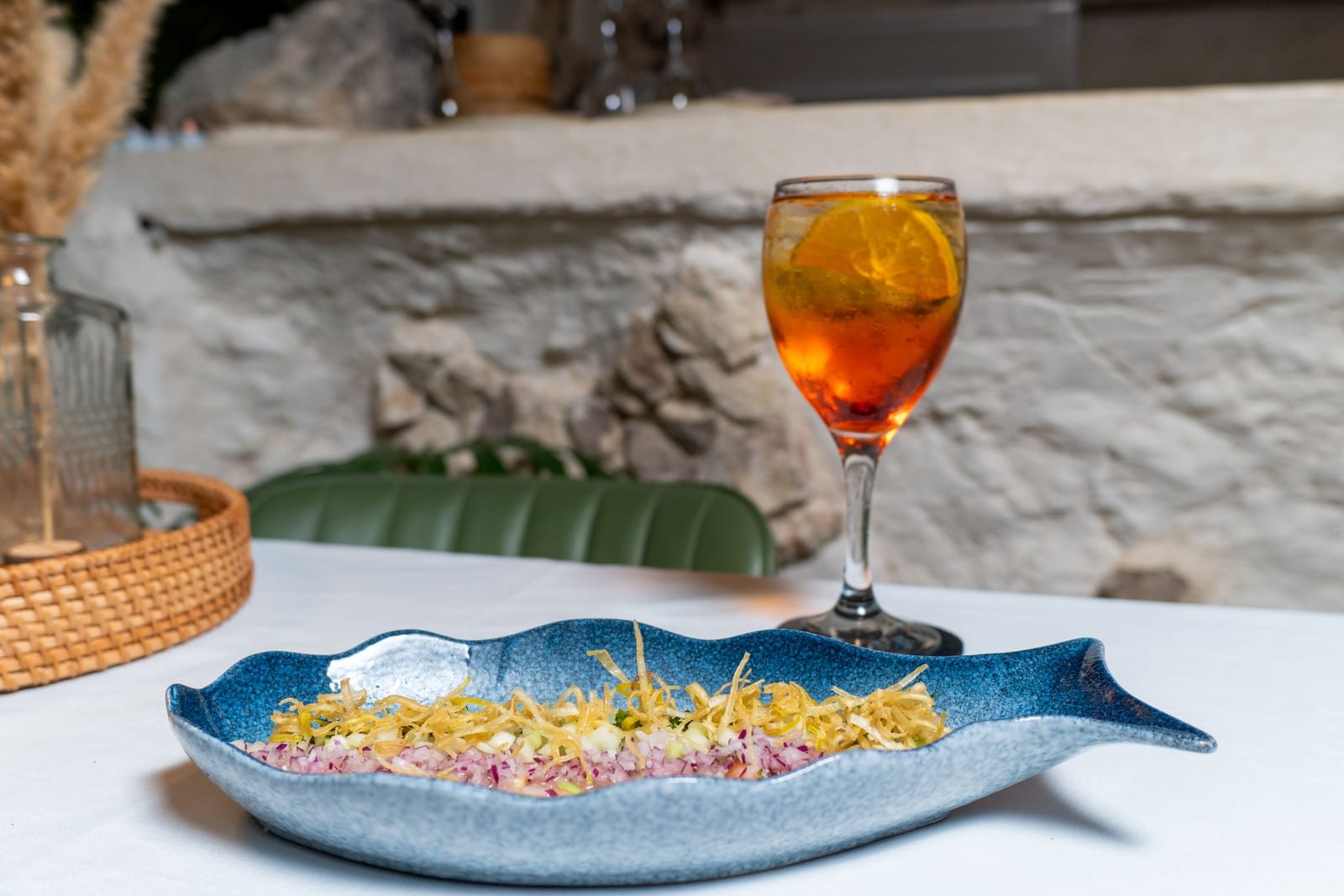 Ceviche con poro crujiente y aperol spritz en la barra fría de MERO 18