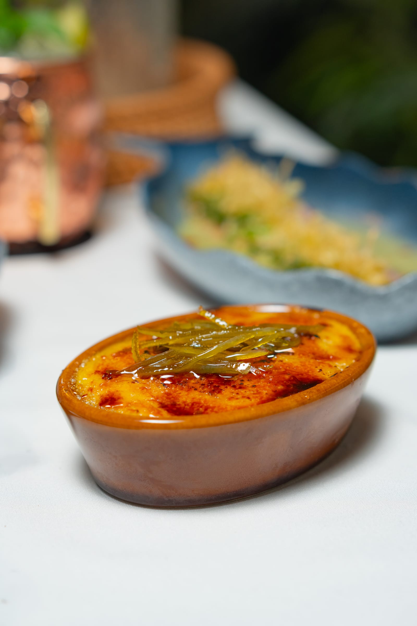 Crème brûlée con costra de caramelo y cítricos confitados, el postre de una pedida de mano en MERO 18, Centro de Cancún