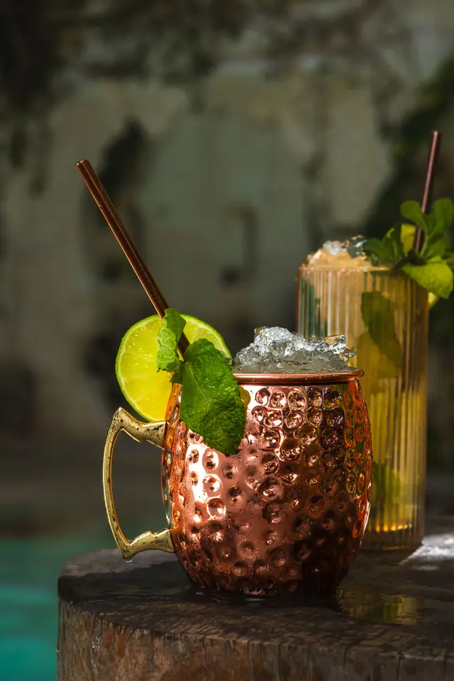 Mula de moscú en taza de cobre martillado con hierbabuena, limón y hielo triturado