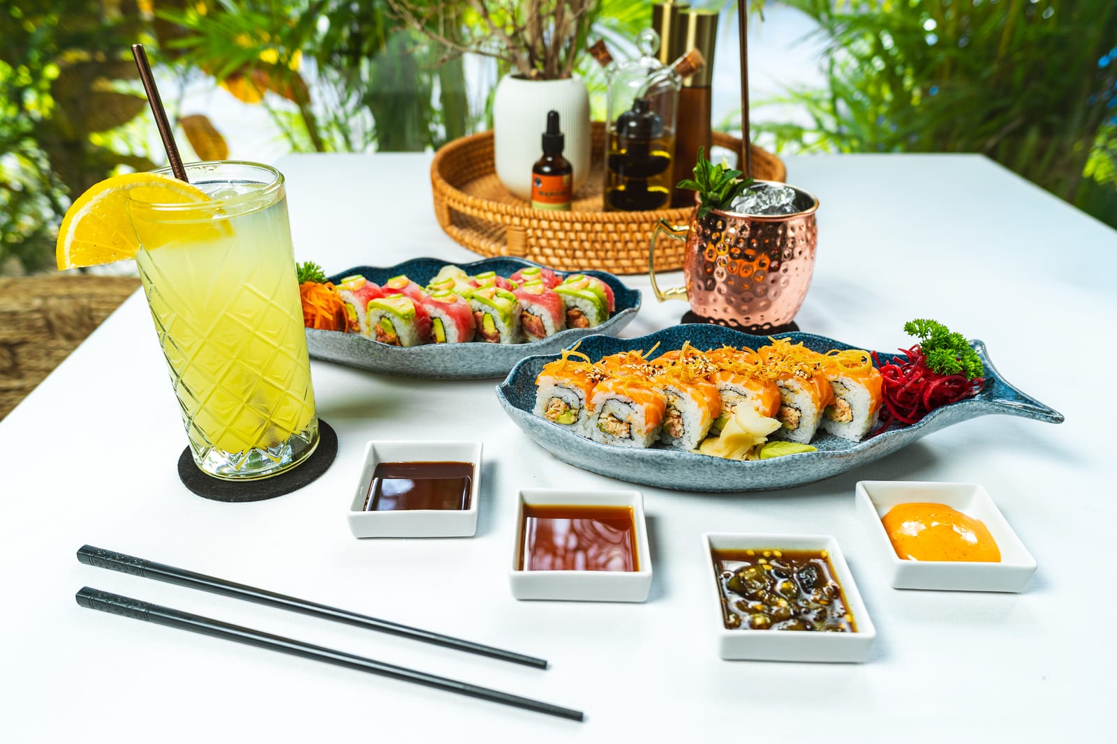 Mesa de MERO 18 con rollos de sushi de autor, tostada de atún y coctelería