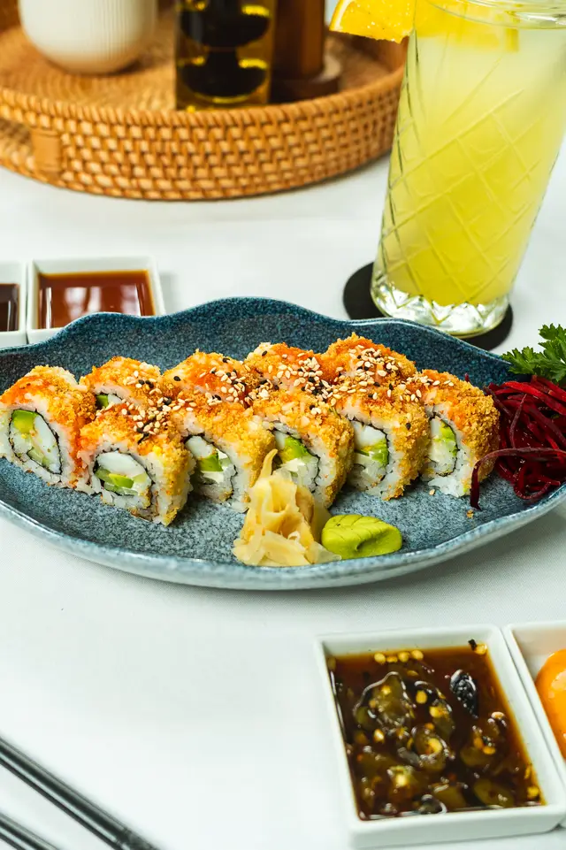 Rollo de camarón tempura con ajonjolí