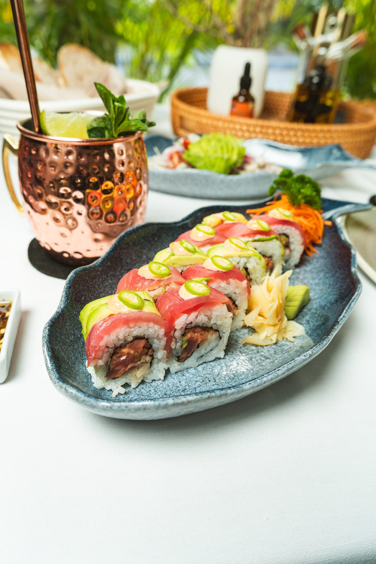 Rollo Dos Atunes con atún fresco, aguacate y jalapeño en plato azul