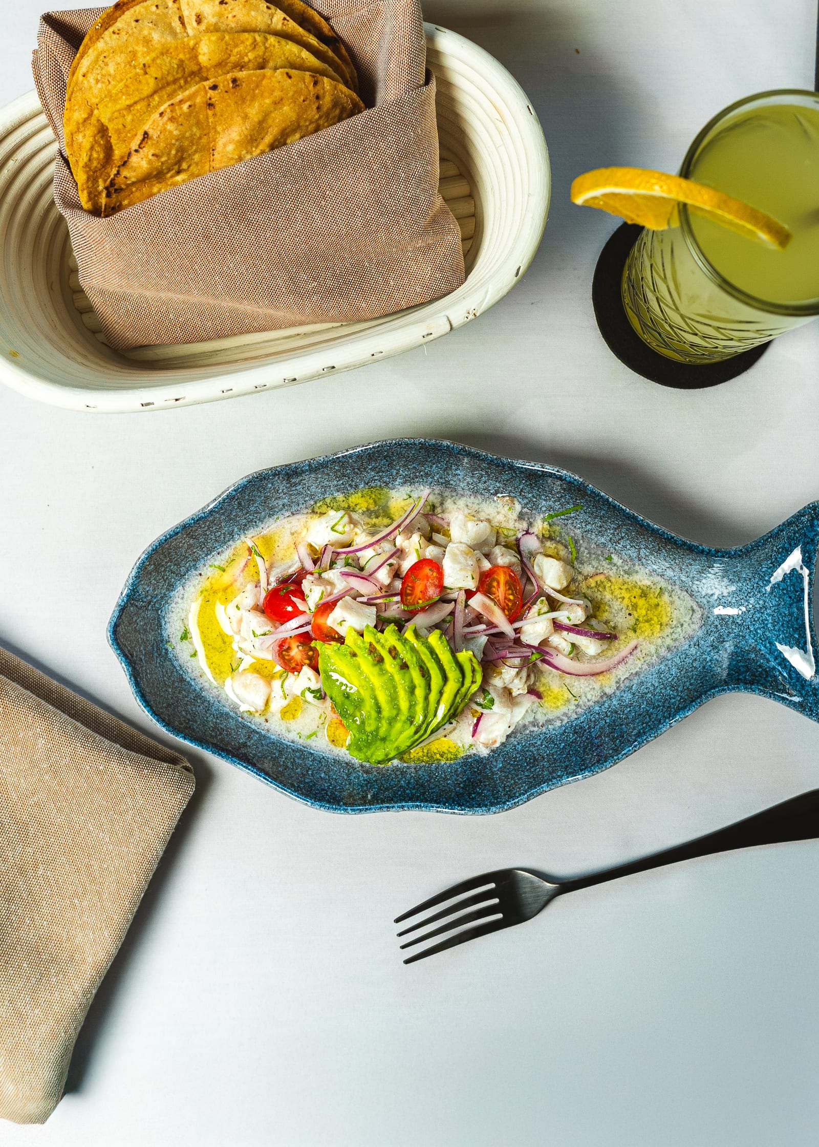 Ceviche de pescado blanco con abanico de aguacate, jitomate cherry y tostadas en MERO 18