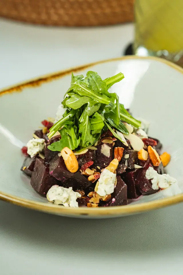 Ensalada de betabel con queso azul, nueces y arándanos