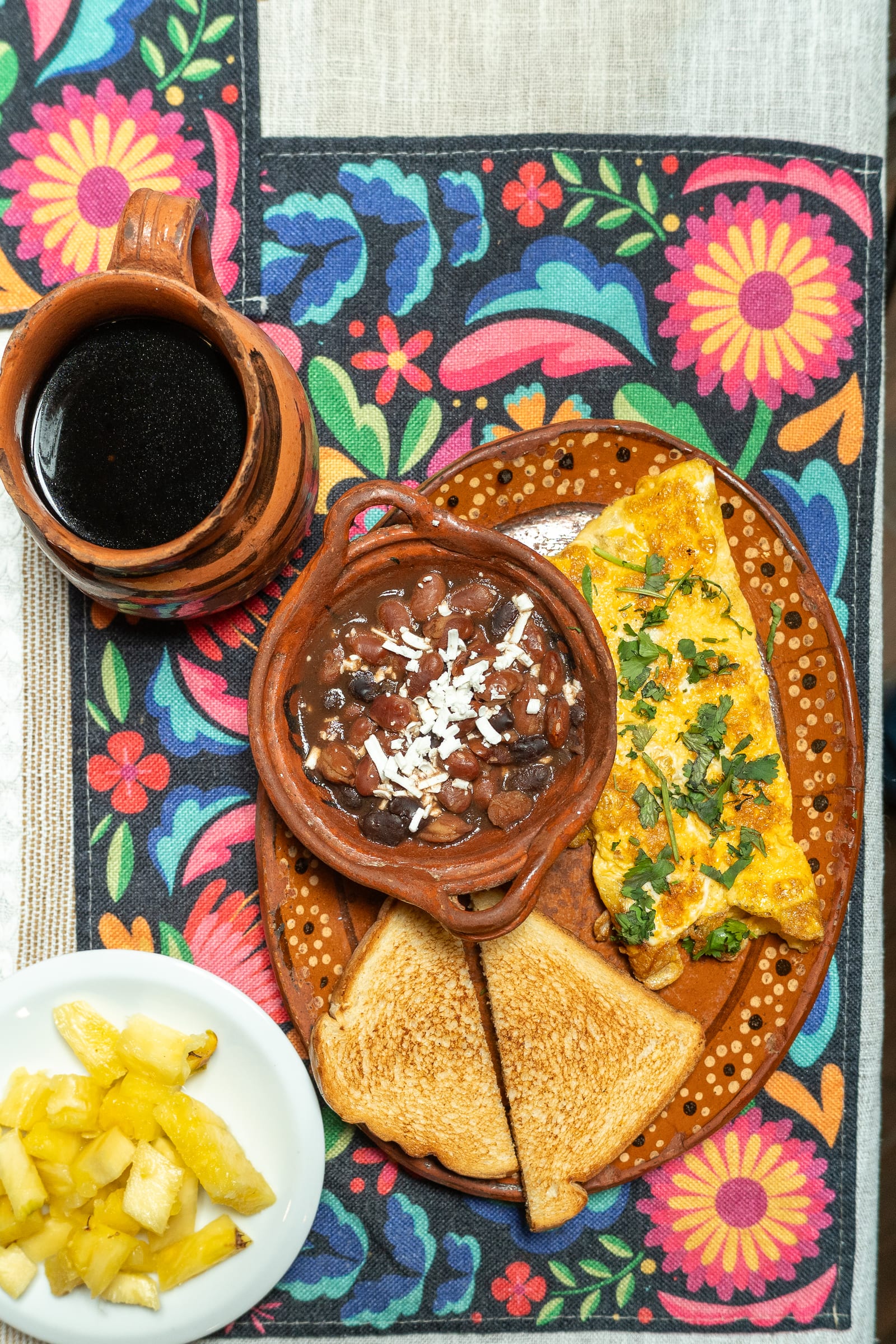 Desayuno en MERO 18: omelette con cilantro, frijoles con queso y pan tostado