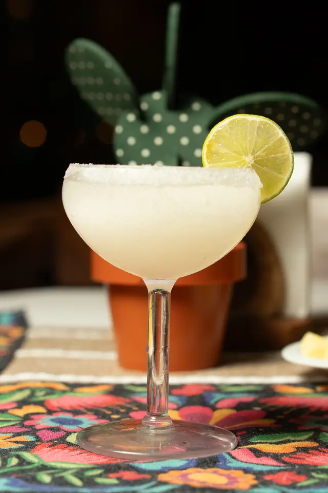 Margarita escarchada en copa coupe con rueda de limón