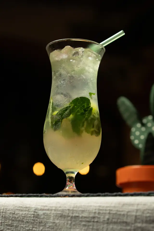 Mojito con hierbabuena y hielo triturado